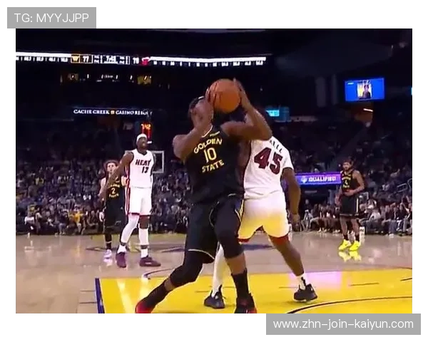 热火球员篮下拼抢赢得第二次机会 热火球员篮下拼抢赢得第二次机会